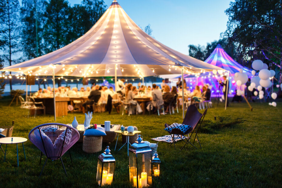 Eine Zelthochzeit ist die perfekte Lösung für eine überdachte Hochzeitsfeier im Freien