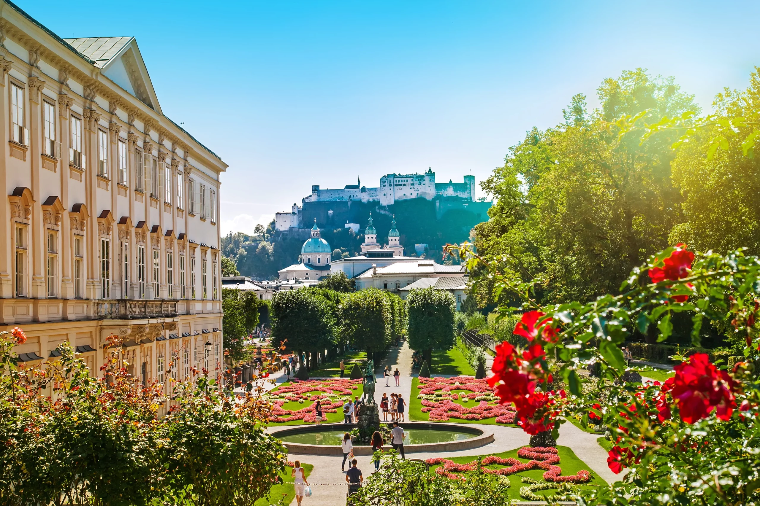 Heiraten im malerischen Schloss Mirabell mit Blick auf die wunderschöne Festung Salzburg.