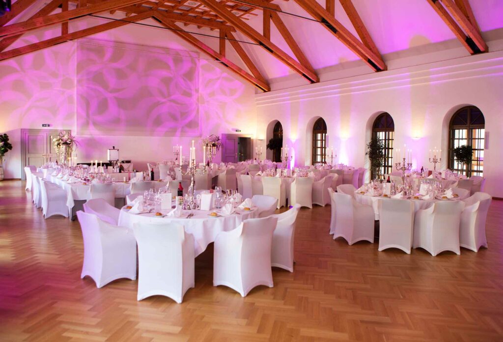 Der Festsaal im Schloss Mondsee ist ein wundervoller Ort für eure Hochzeitsfeier. In Zusammenarbeit mit einem Zeremonienmeister, wird euer Hochzeitstag garantiert perfekt und unvergesslich.