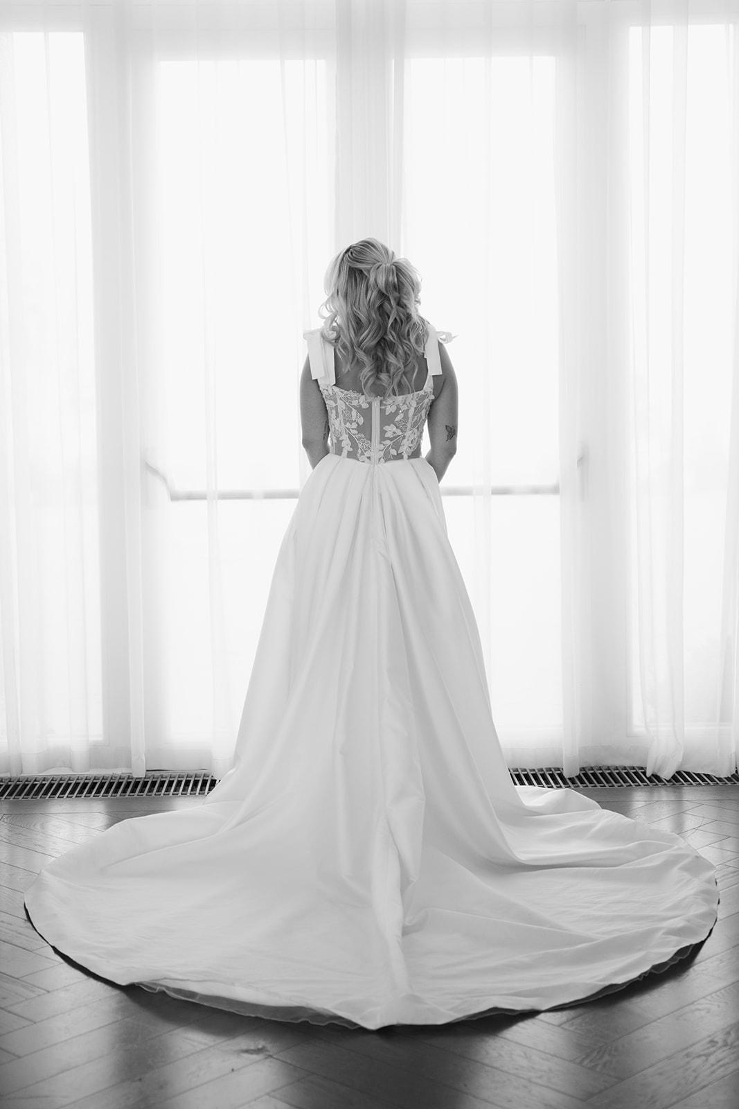 Braut beim Getting Ready wartet auf ihre Traumhochzeit in Österreich