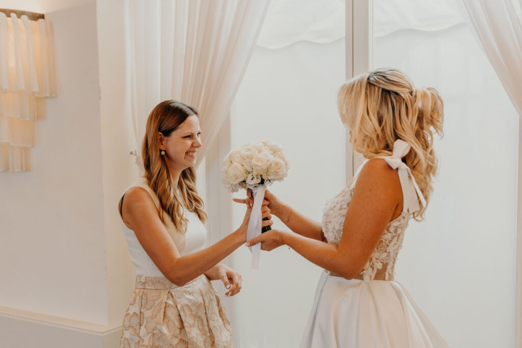 Übergabe Brautstrauß an die Braut bei einer Hochzeit in Wien am Cobenzl